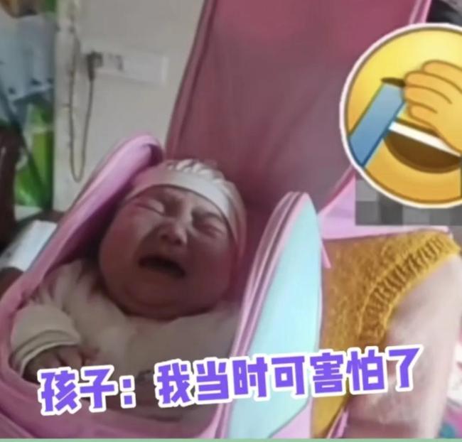 两个月宝宝被哥哥装书包 同学：回家被打的要死