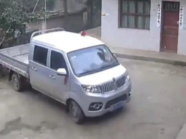 独居老人为热闹不装大门