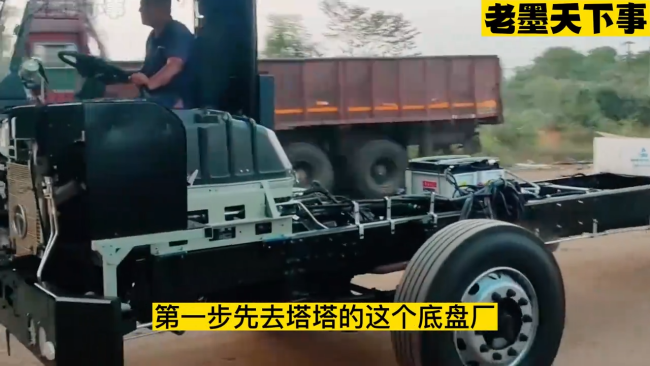 印度老哥手搓49座豪华长途大巴