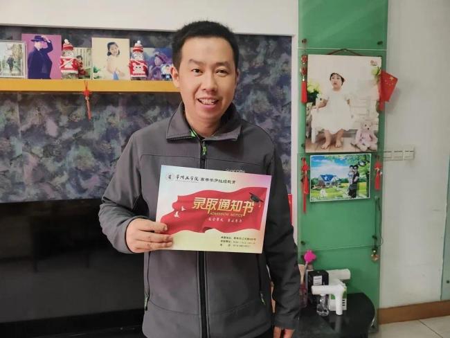 37名快递员一起考上大学 网友：这就是为爱发电吗 