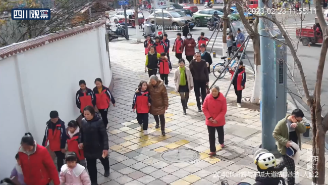 学生捡黄金首饰报警归还 网友：孩子长大了肯定有出息  