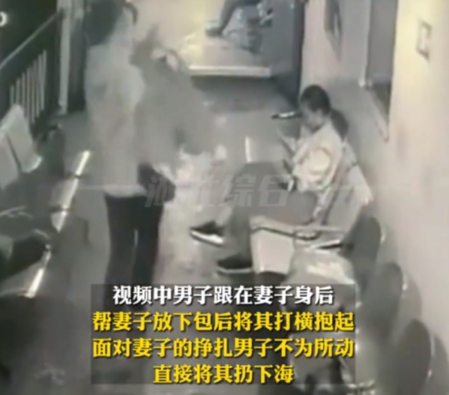 印尼男子抱起妻子扔下海