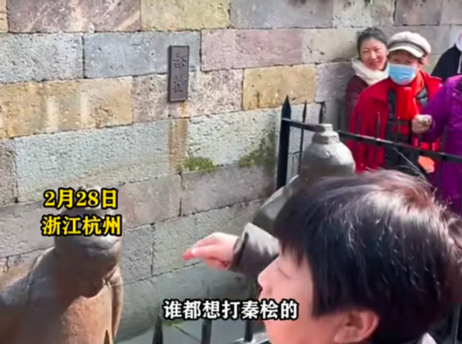 地域歧视不可取！保安阻止游客欧打秦桧像，说这里不是河南，河南是农村这里是省会 