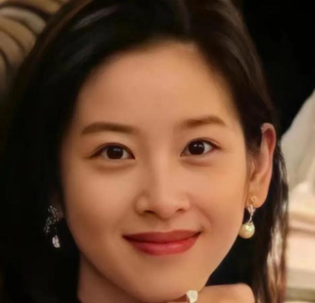 章子怡章泽天聚餐合照 网友：美女姐姐贴贴  