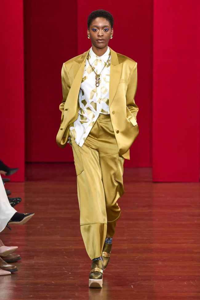 陆仙人是模特界和时尚界的传奇人物,短短三年时间