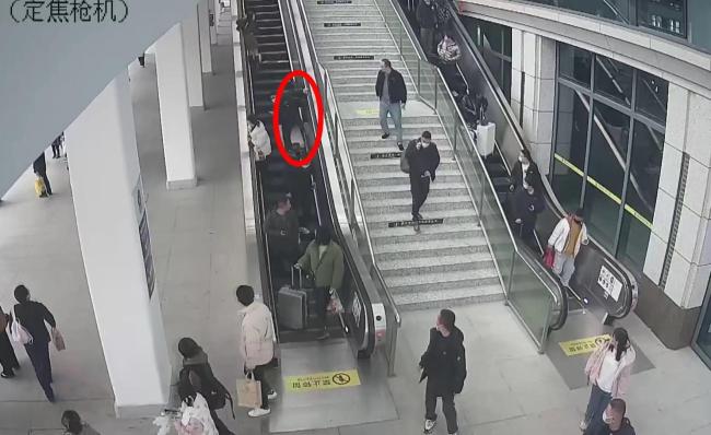 女子扶梯运行李砸伤他人 警方提示：大件行李乘坐扶梯要抓牢看好 