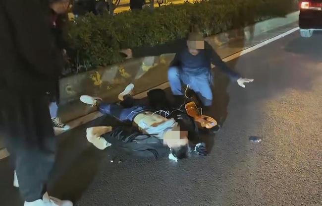 陕西西安一路人车祸受伤口吐白沫 男子用AED救遇车祸小伙