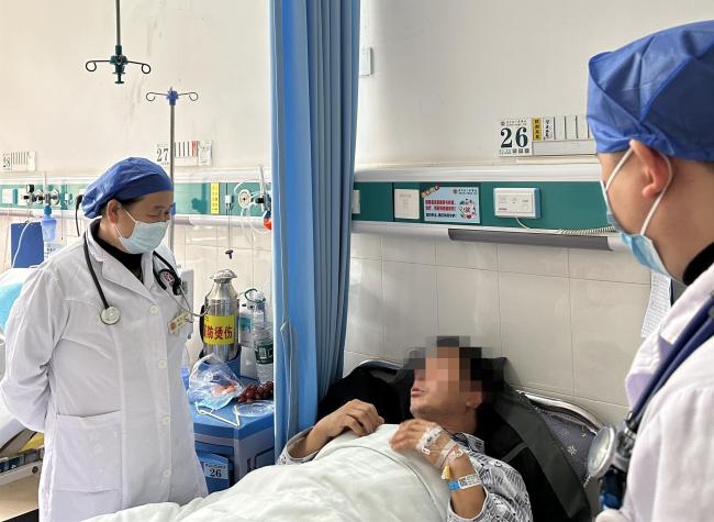 男子清理猪圈后氨气中毒：被猪粪熏晕在猪圈，差点一命呜呼