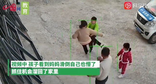 妈妈抬脚踢儿子自己先滑倒,儿子站一旁想笑又不敢笑:更生气了