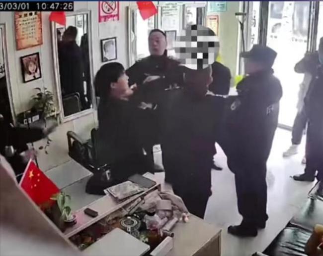 警方通报湖北仙桃一店主在店内被城管掌掴，官方回应将严肃处理