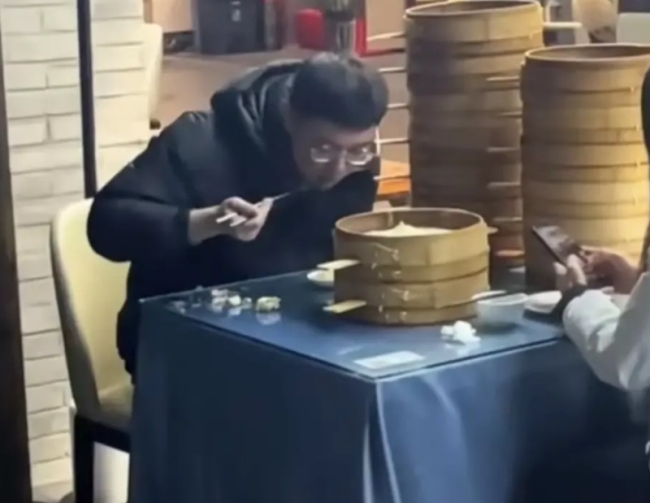 小伙辟谣相亲吃18笼包子
