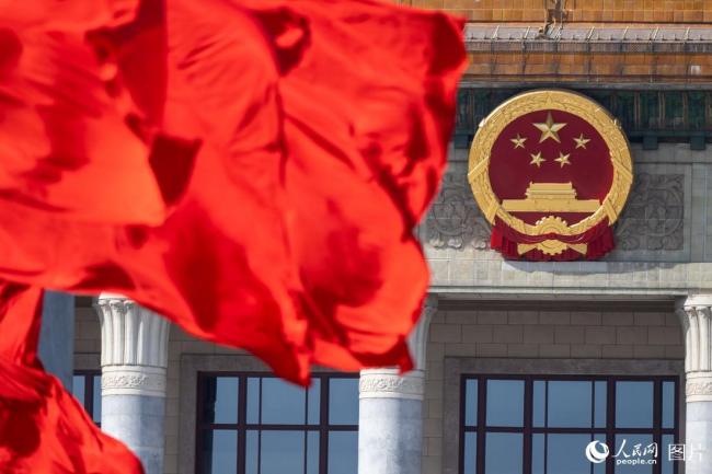 全国两会召开在即 北京天安门广场红旗招展