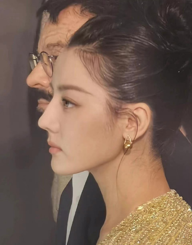  迪丽热巴最新活动生图 网友：姐姐别把我迷死 