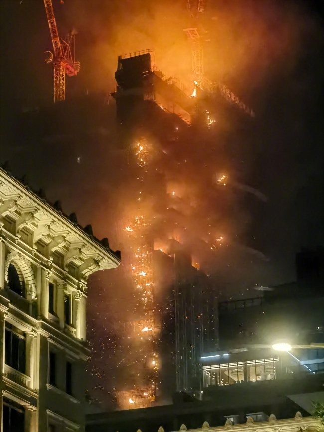 香港一42层在建大楼发生严重火灾，已导致2人受伤