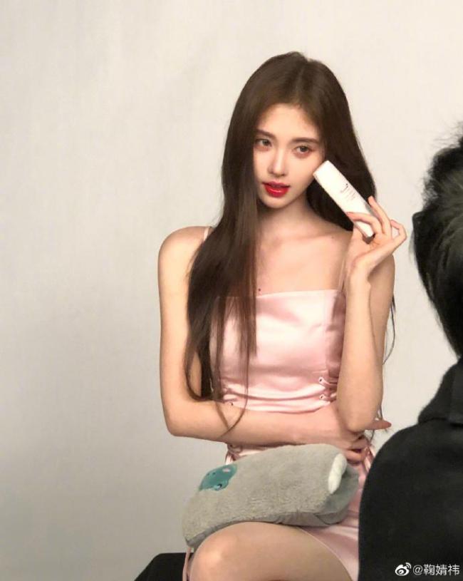 鞠婧祎元气清新照来啦 身穿花朵白裙宛如精灵