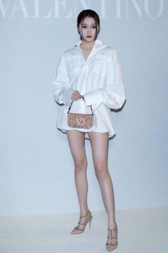 关晓彤回应肉色打底穿搭:很轻松,不会担心走光!