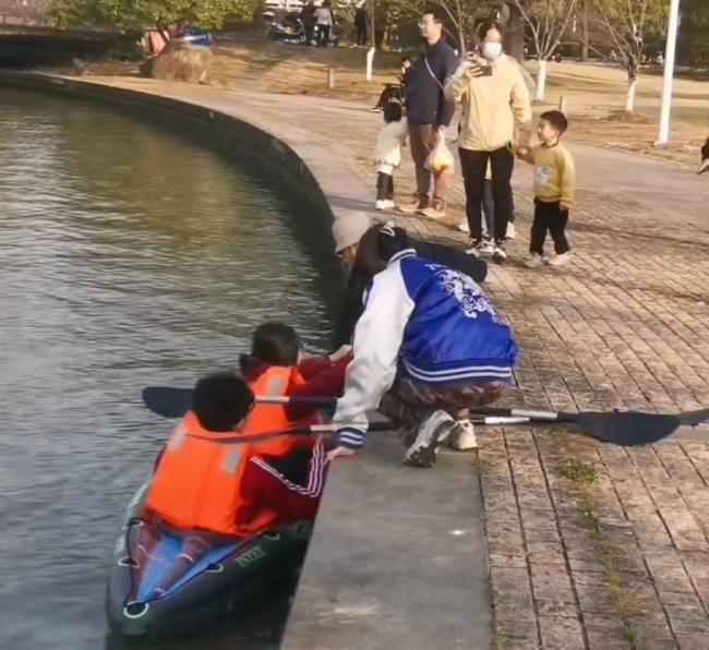 华师大学生划船到交大 同济：不带我玩是吧 