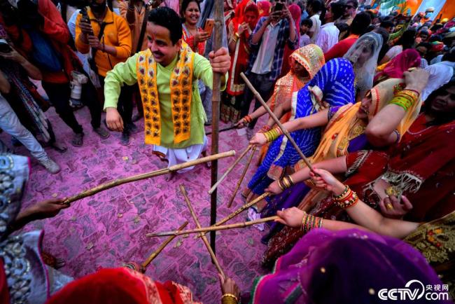 欢度洒红节 印度女人“棍打”男人