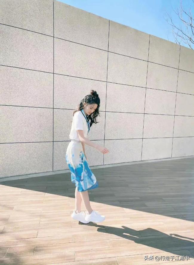 李沁分享扎染裙随拍 网友：这不纯纯女大学生嘛 