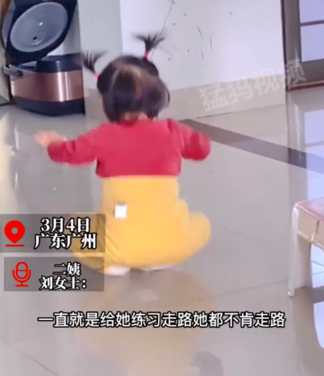 萌娃学走路酷似蜡笔小新：刚满一周岁，最近在学走路
