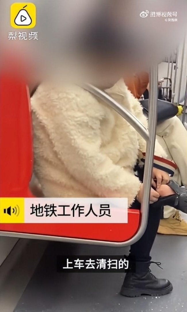 杭州地铁回应女子跷二郎腿抠脚皮：到站打扫 加强巡逻提醒