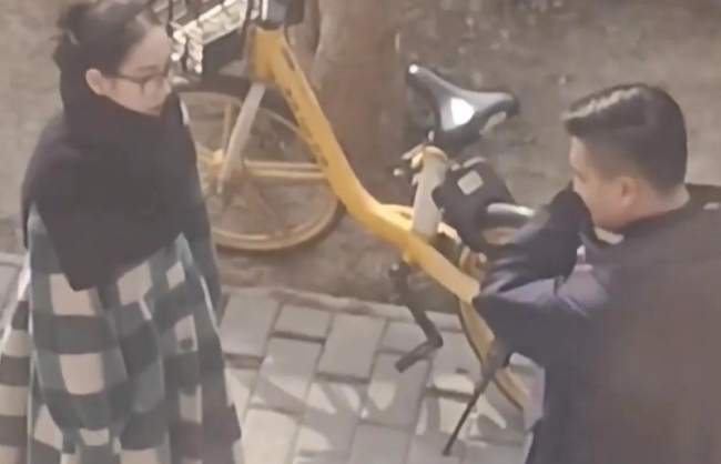 女友嫌弃彩礼太低提出分手，男孩一言不发揉眼睛抹泪：输给了现实