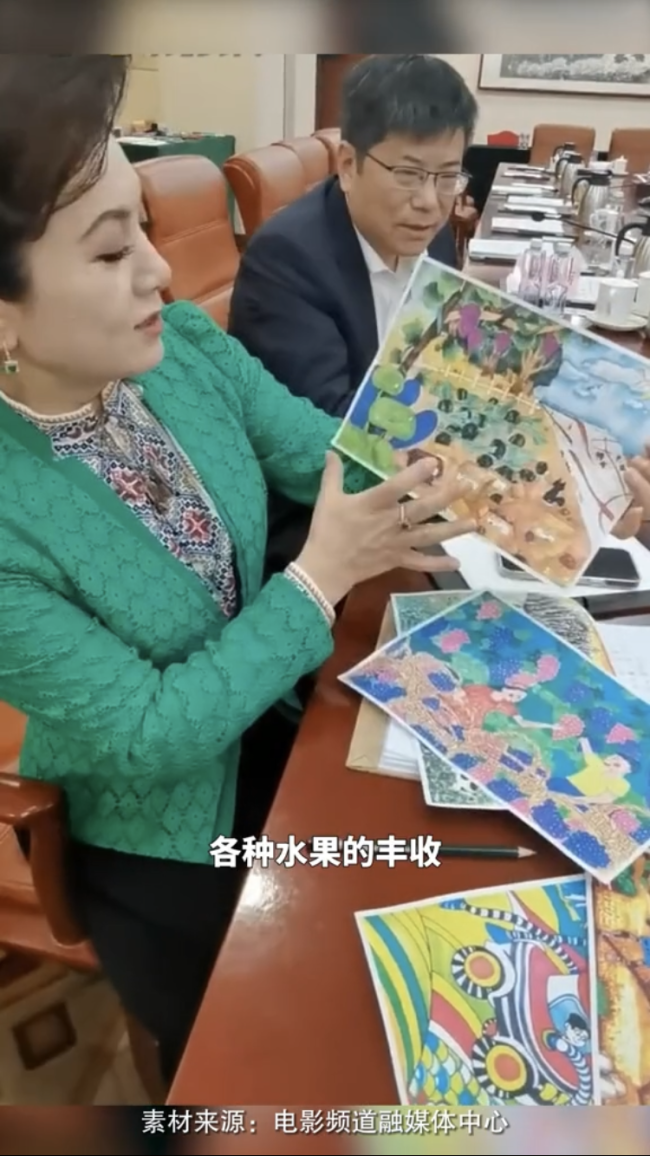 靳东收藏新疆小孩的画作 称画中的细节让人感觉到温暖   