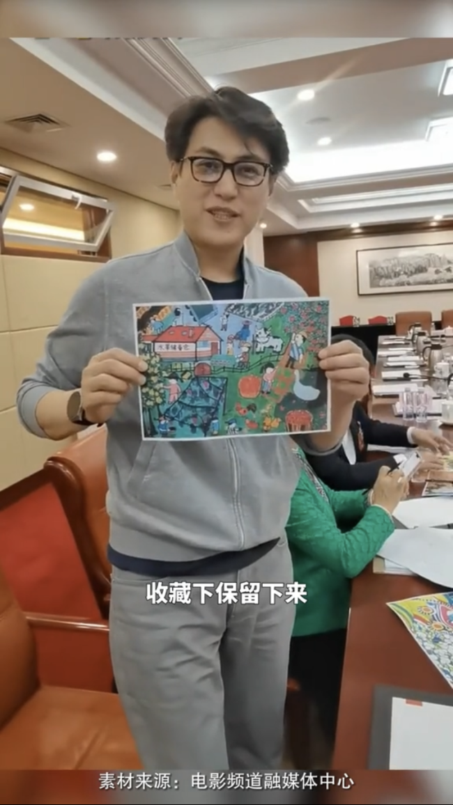 靳东收藏新疆小孩的画作 称画中的细节让人感觉到温暖   