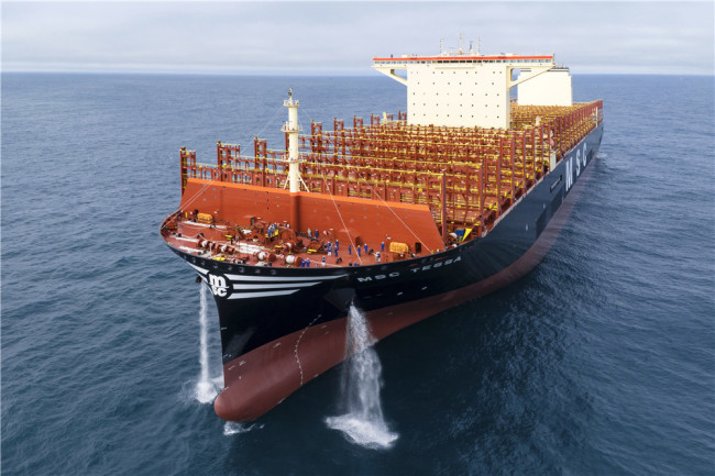 破纪录！全球最大级别集装箱船在沪交付