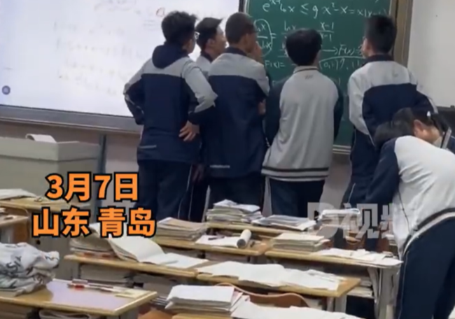 晚自习后学生围在黑板前解题