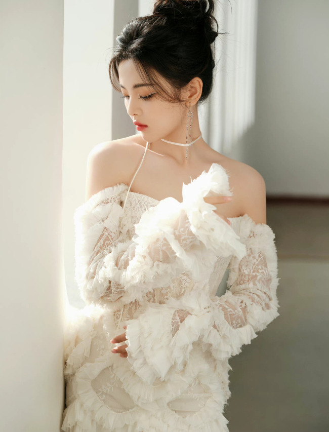 杨超越白色纱裙盘发造型简直像神仙下凡