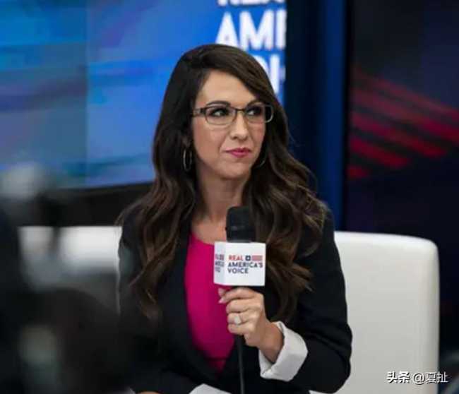 令人惊呆,难以想象!美国女议员自曝36岁当奶奶,母亲也是如此!17岁儿子调侃:世袭制