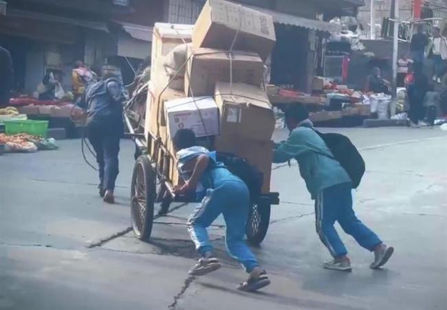 学生帮腿脚不便大叔推车：善从小，人从德，处从品