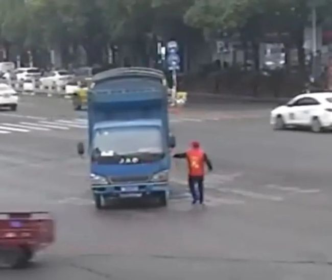 惊险一刻！消防员飞奔截停失控卡车 这些安全驾驶习惯千万要牢记！