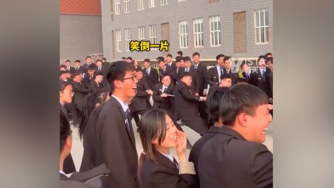 小伙拔河被“挂”在绳子上笑倒一片 小伙子是懂兵法的啊开始就攻心了