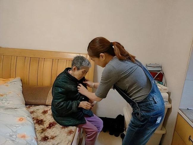 女子被误认后帮老人圆梦 老人还送了镯子 你会做这样的好心人吗?