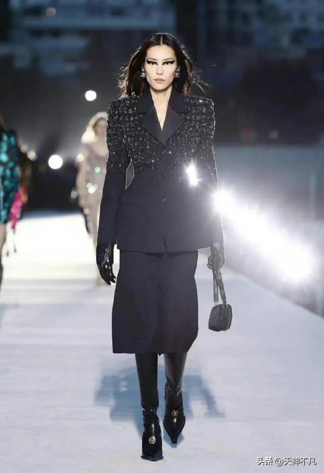 刘雯猫眼妆造型引热议 网友想不通 她为什么走秀的时候就会出现这么夸张的造型呢？