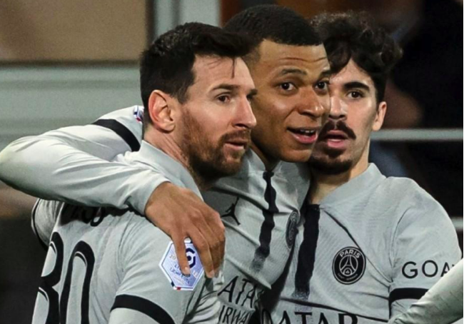 梅西助攻姆巴佩绝杀相拥庆祝 大巴黎2-1布雷斯特