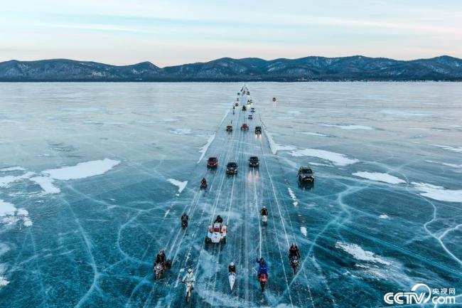 俄罗斯举办2023年贝加尔湖冰上赛车节