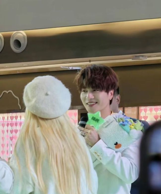 陆虎现身扬州商演 此前陆虎在节目中向陈曌旭求婚一度感动了不少人