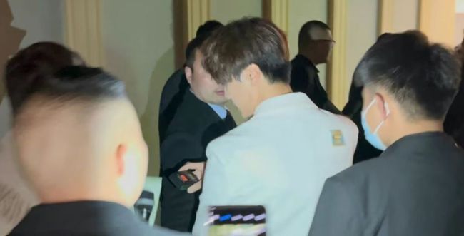 陆虎现身扬州商演 此前陆虎在节目中向陈曌旭求婚一度感动了不少人