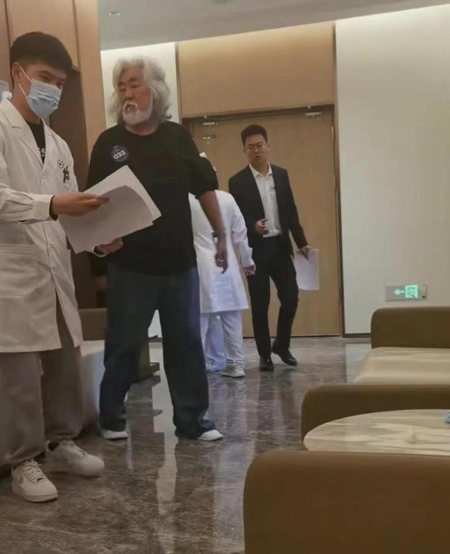 曝张纪中打“生命养护”针：起身艰难，无人陪护！