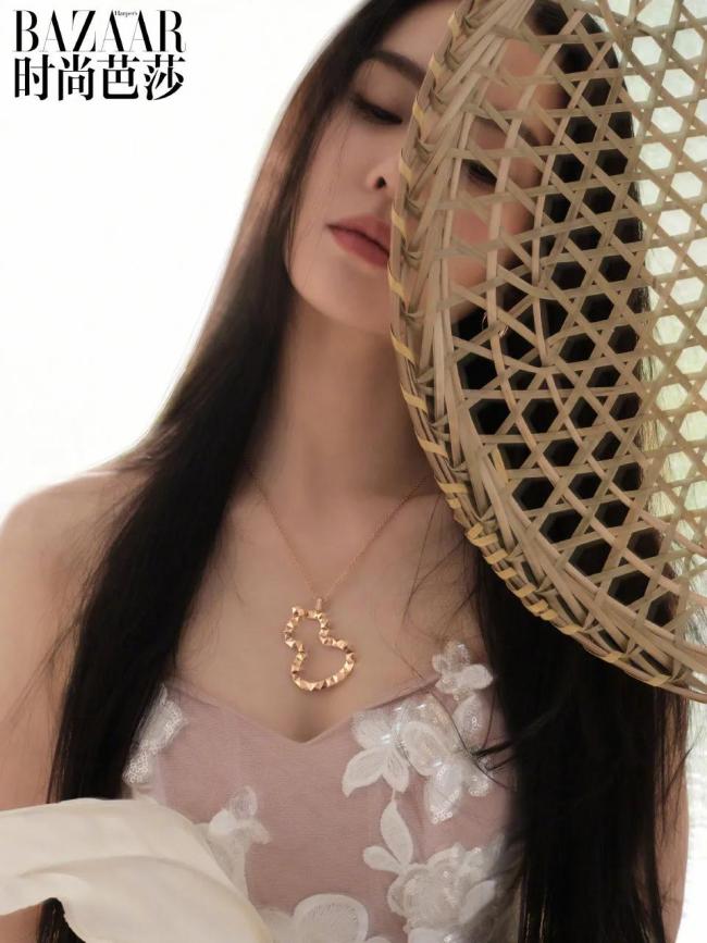 刘诗诗登时尚芭莎封面直角肩好绝