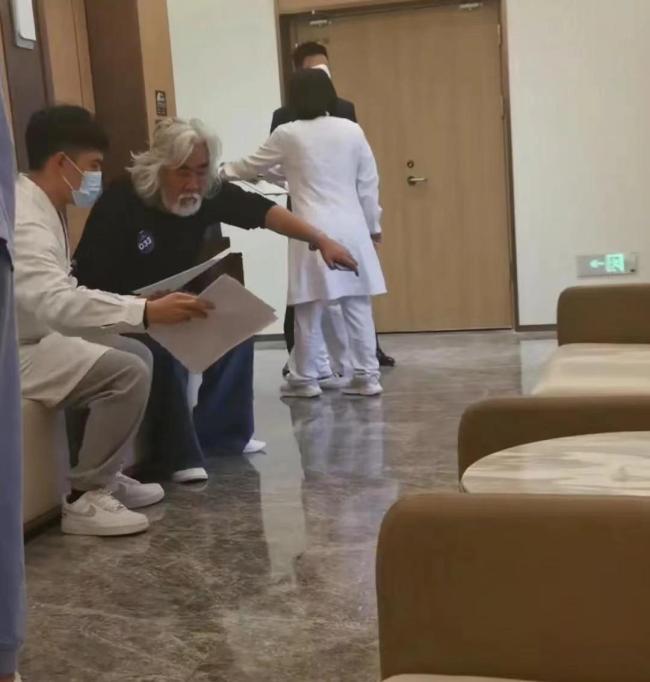 曝张纪中打“生命养护”针：起身艰难，无人陪护！