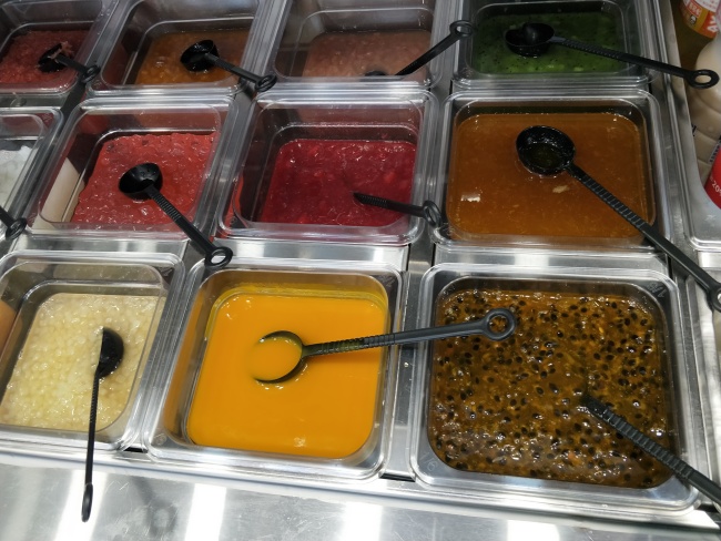蜜雪冰城门店被曝用过期食材，频繁篡改保质期标签
