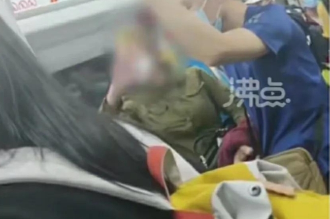 女子地铁殴打小伙称“男人必须站着” 女子因口角挥拳重击男子