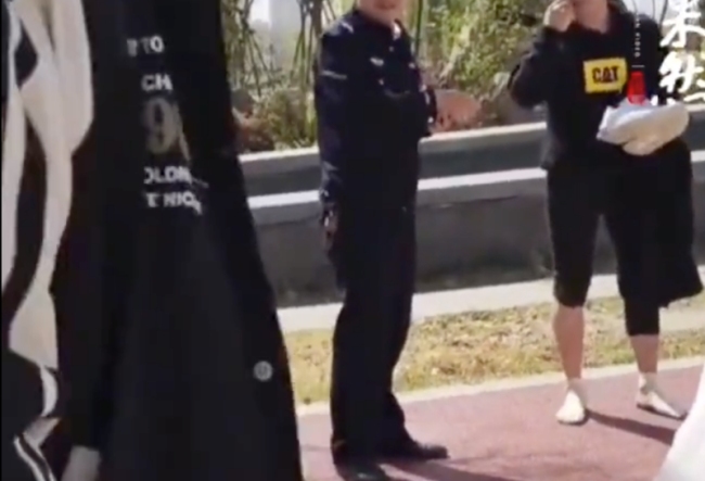 准新郎和摄影师协同救人