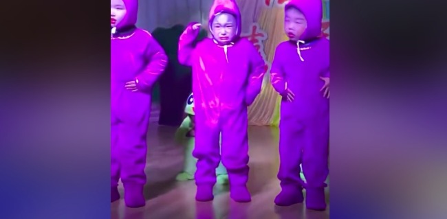 孩子摔倒后哭着演完节目