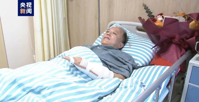 民警手臂挡刀救轻生男子手臂被刺穿 从警20余年第二次因公受伤