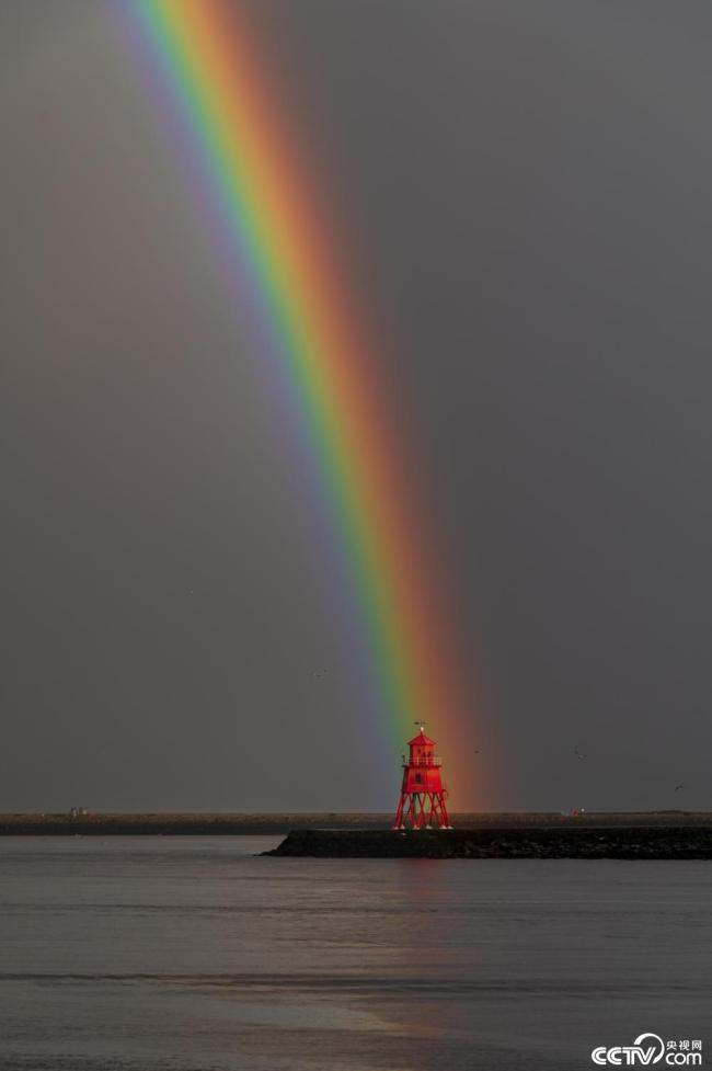 英国泰恩河上空出现彩虹